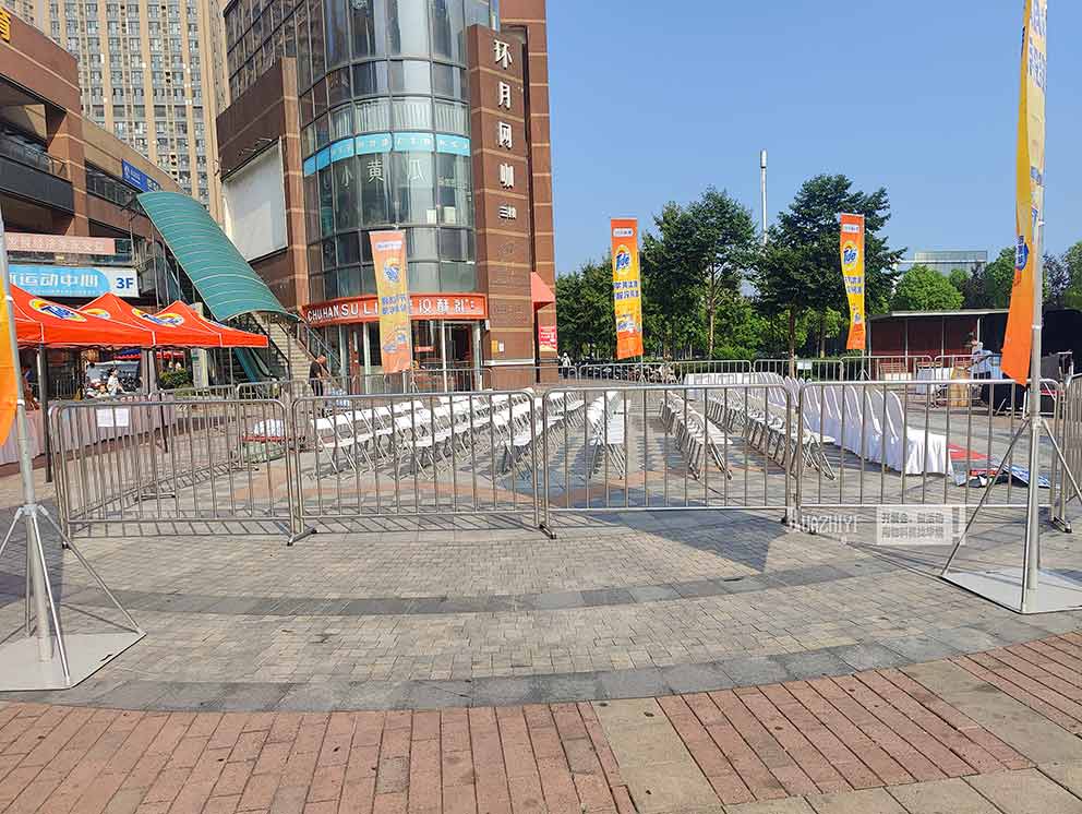 汰漬社區(qū)嘉年華現(xiàn)場(chǎng)護(hù)欄由鄭州鐵馬護(hù)欄租賃公司布置