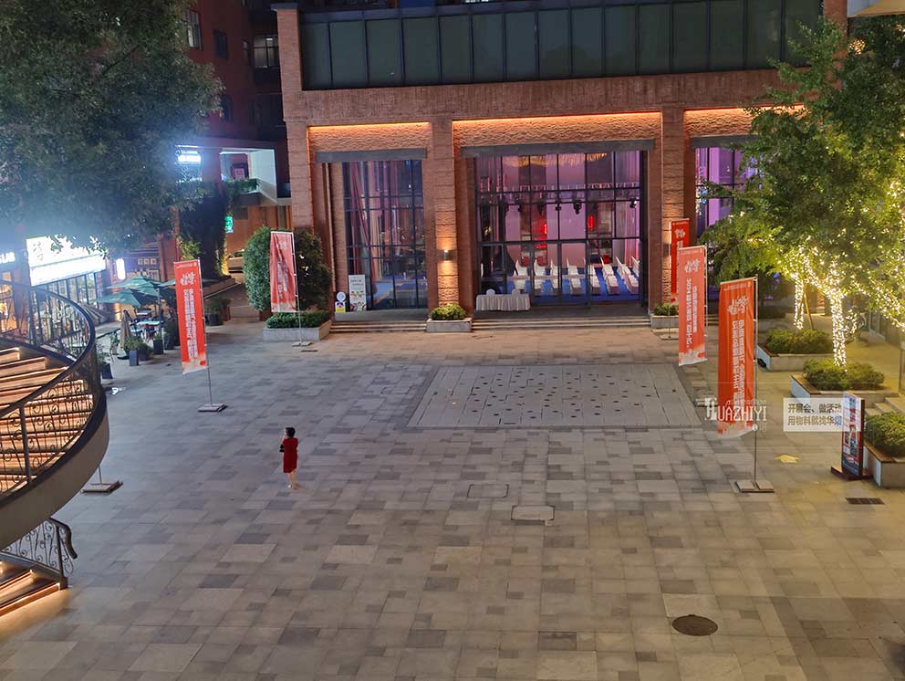 鄭州道旗出租在陽光下隨風飄動，宣傳效果良好