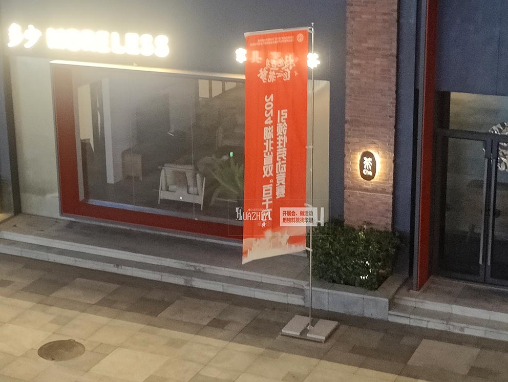 鄭州道旗出租在陽光下隨風飄動，宣傳效果良好