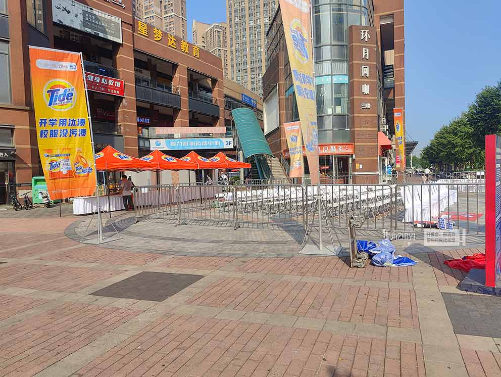 汰漬社區(qū)嘉年華現(xiàn)場(chǎng)護(hù)欄由鄭州鐵馬護(hù)欄租賃公司布置