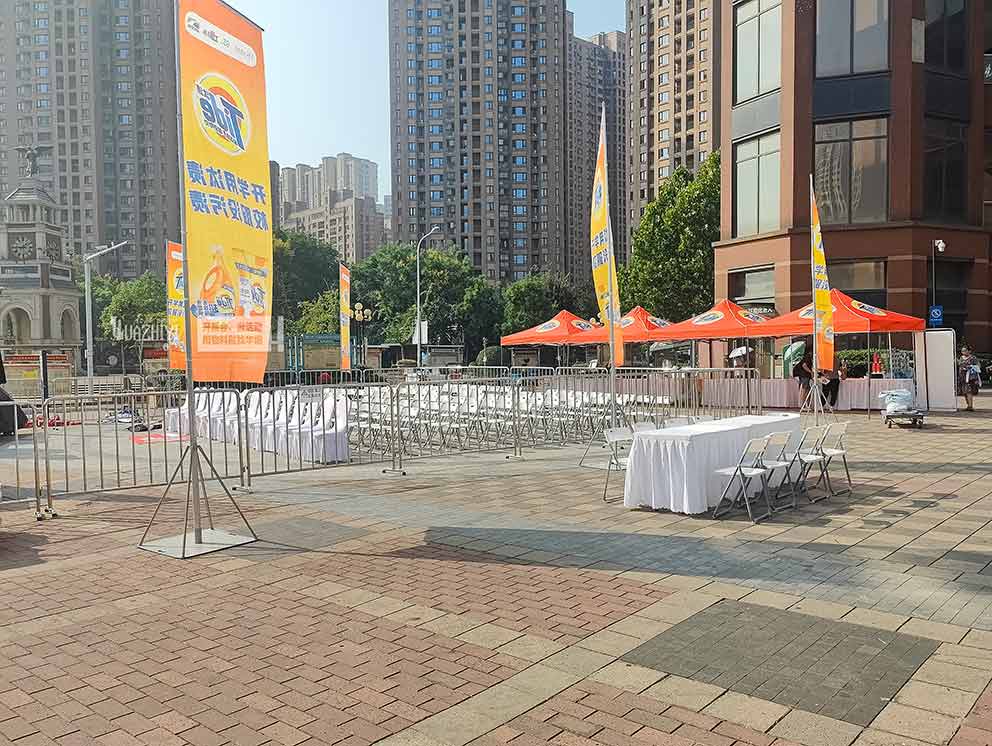 鄭州道旗出租在陽光下隨風飄動，宣傳效果良好