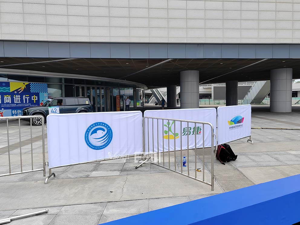 2024中國(guó)鄭州新能源汽車?yán)悊?dòng)儀式現(xiàn)場(chǎng)使用鄭州鐵馬護(hù)欄租賃