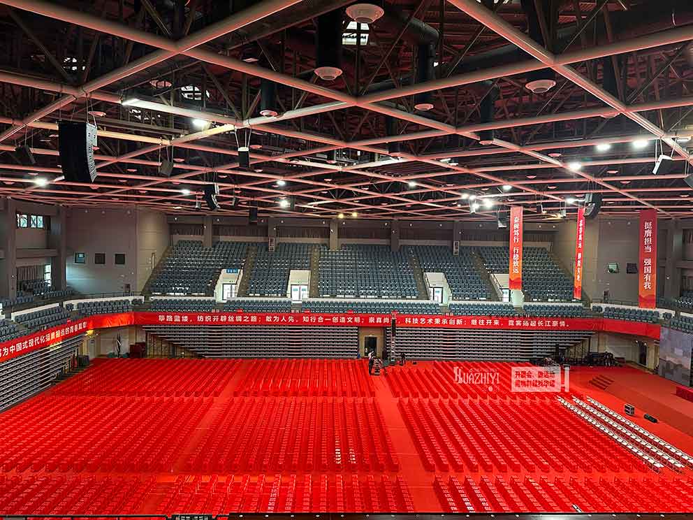 開封桌椅出租公司助力武漢紡織大學(xué)畢業(yè)典禮，提供千把塑料凳