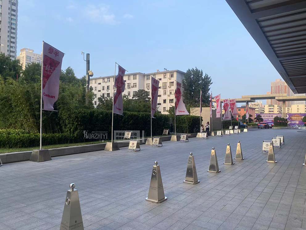 鄭州道旗出租提供布置洲際酒店參半會(huì)議不銹鋼底座道旗