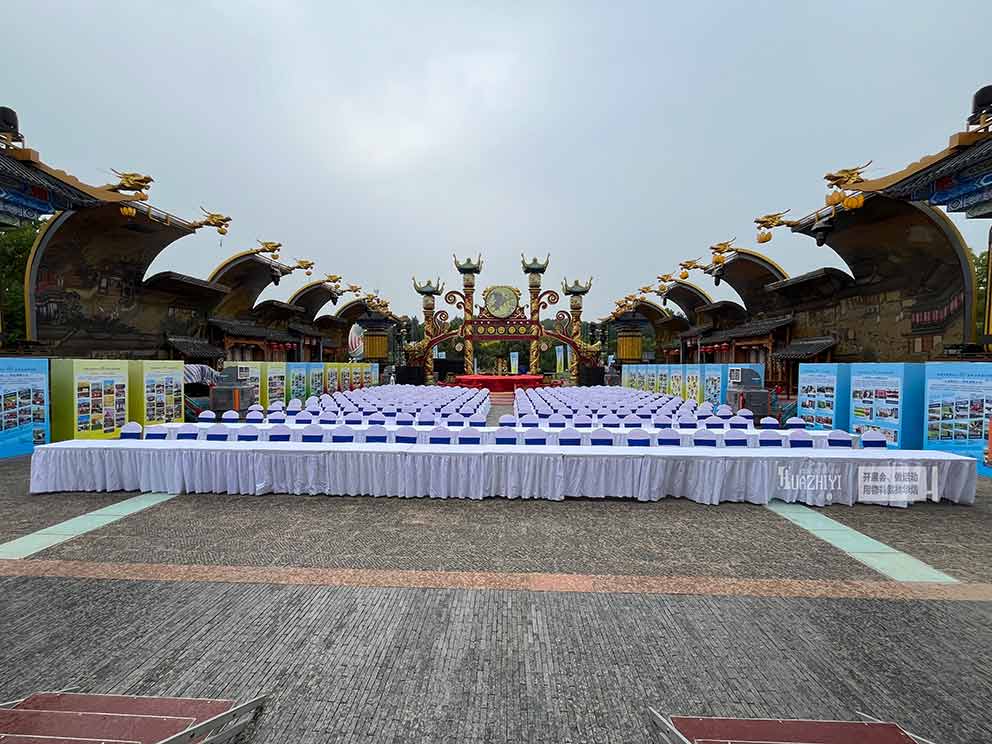 開封桌椅出租在陰雨天氣會對活動現(xiàn)場進(jìn)行保護(hù)