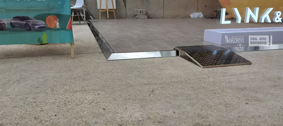 鄭州地臺(tái)租賃助力領(lǐng)克汽車(chē)中秋奇妙游活動(dòng)，搭建木質(zhì)地臺(tái)