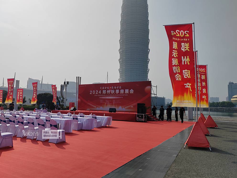 鄭州桌椅出租布置會展中心房展會現(xiàn)場，喜慶又整齊