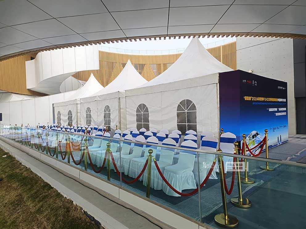 鄭州鐵馬出租公司還可以提供紅色禮賓柱