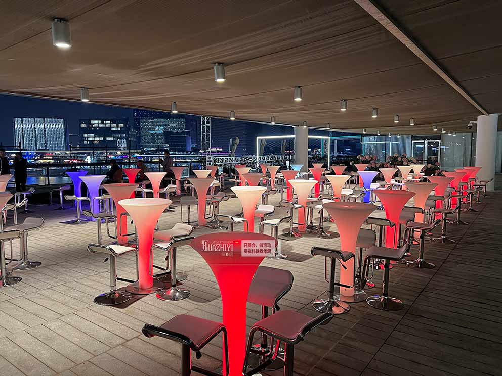 鄭州桌椅出租為金融島悅湖公館提供發(fā)光桌椅租賃