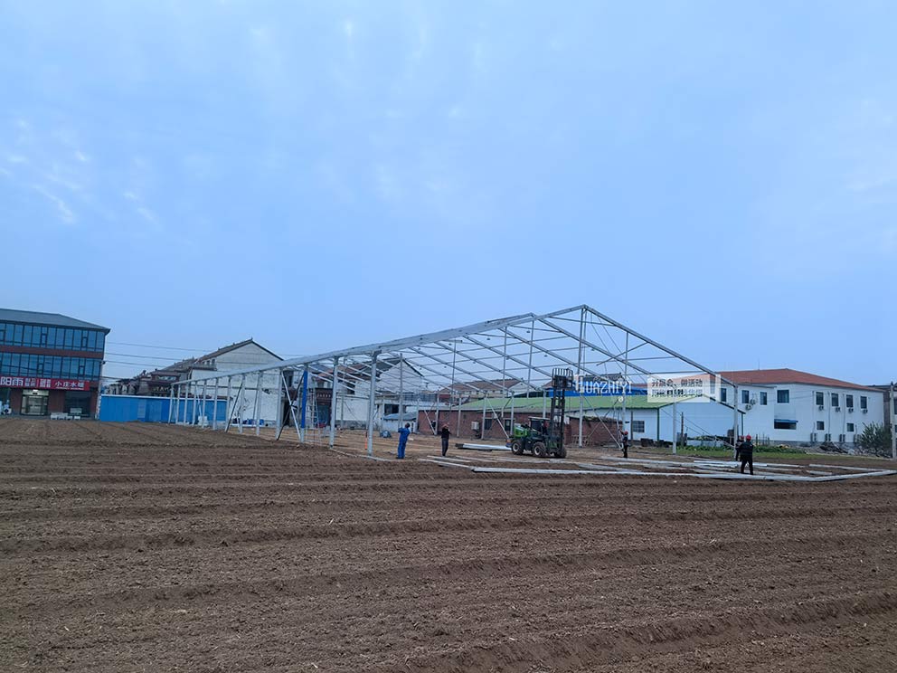 鄭州篷房租賃正在起架搭建喜宴婚慶篷房