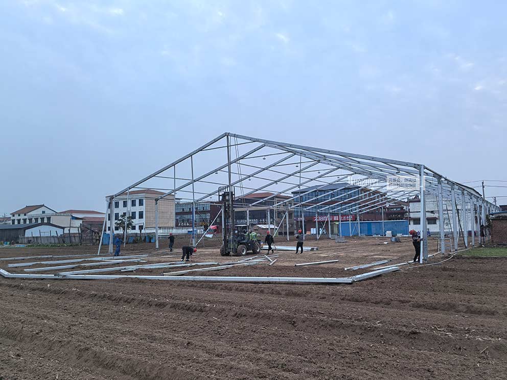 鄭州篷房租賃正在起架搭建喜宴婚慶篷房