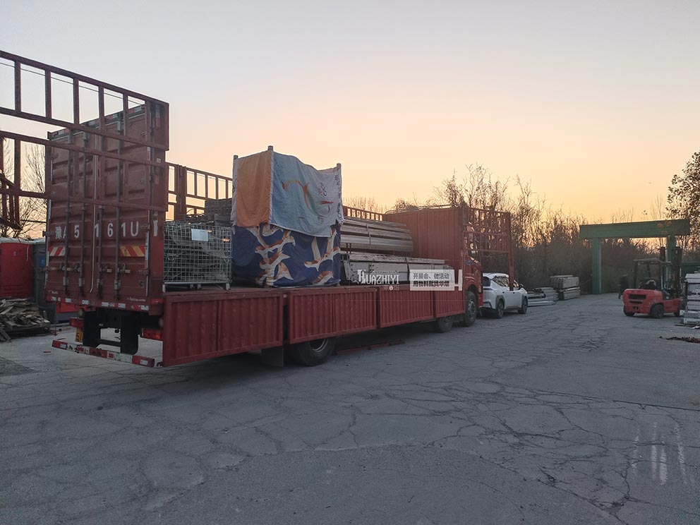 鄭州篷房租賃百榮進(jìn)場(chǎng)準(zhǔn)備搭建年貨節(jié)篷房