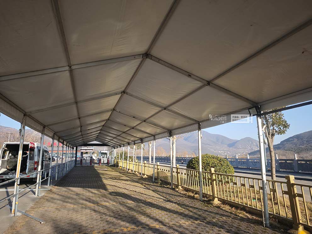 鄭州篷房租賃提前為景區(qū)入口搭建春節(jié)排隊(duì)安檢篷房