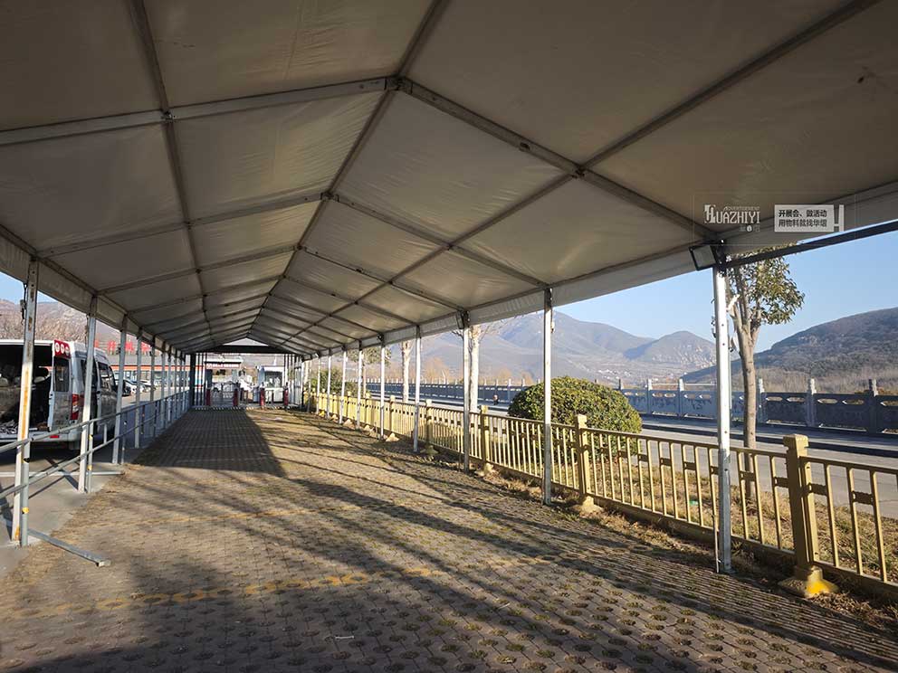 鄭州篷房租賃提前為景區(qū)入口搭建春節(jié)排隊(duì)安檢篷房