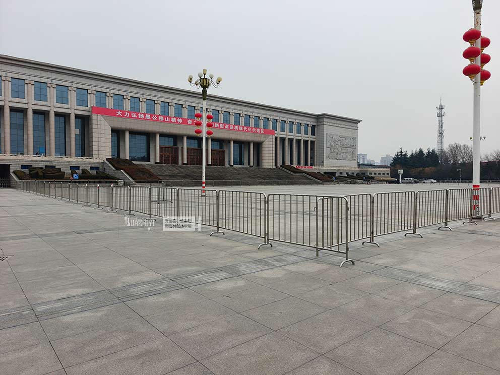 鄭州鐵馬護欄出租提供不銹鋼護欄助力濟源元宵文藝匯演