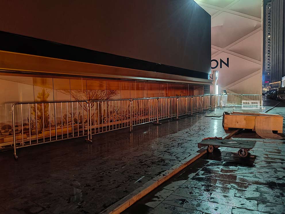 華熠鐵馬護(hù)欄租賃助力武漢SKP情人節(jié)活動(dòng)護(hù)欄布置