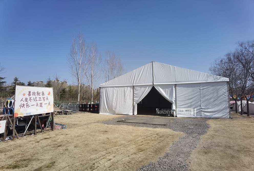 露營(yíng)新領(lǐng)地現(xiàn)場(chǎng)搭建了一座純凈潔白的大型篷房