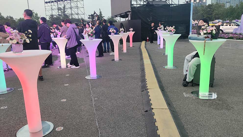 華熠桌椅出租推薦一款獨特的產(chǎn)品—發(fā)光桌椅