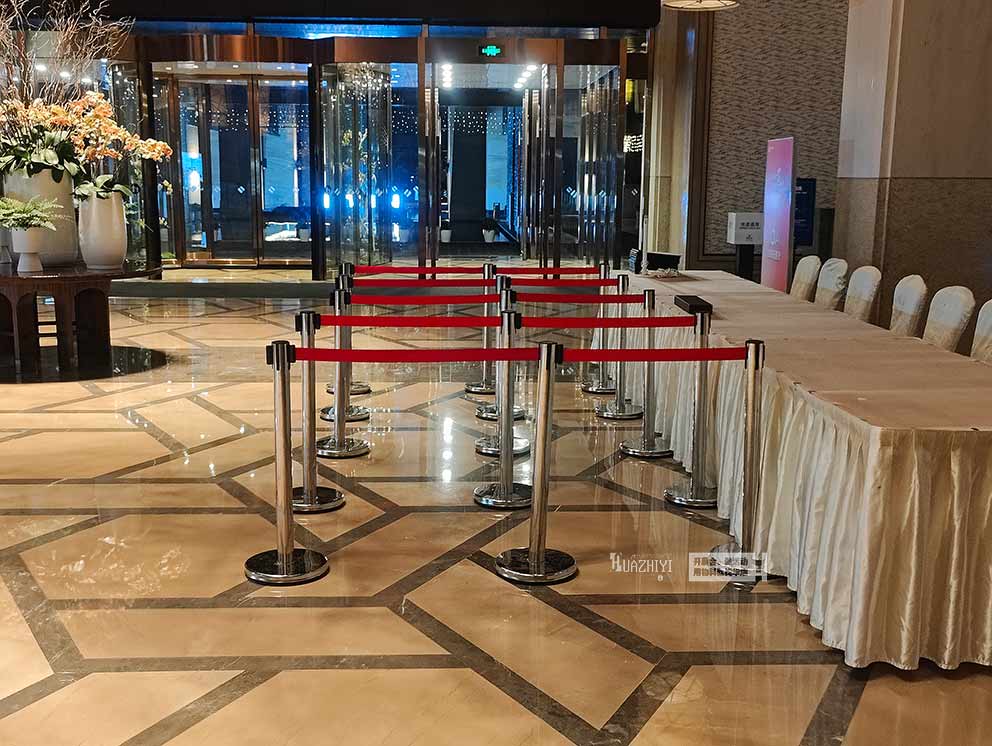 華熠隔離帶出租提供一米線和禮賓柱租賃服務(wù)