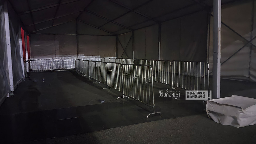 華熠鐵馬護欄租賃公司提供布置會展中心安檢處防爆欄