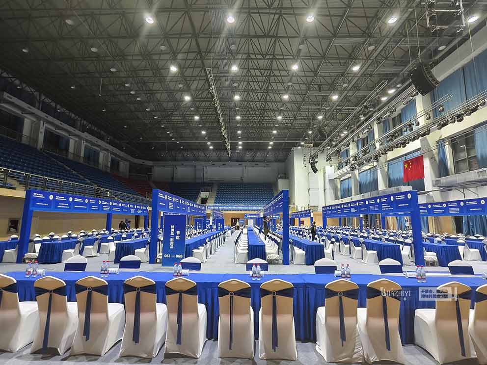 華熠桌椅物料出租公司布置華北水利水電大學(xué)2025校園招聘會(huì)