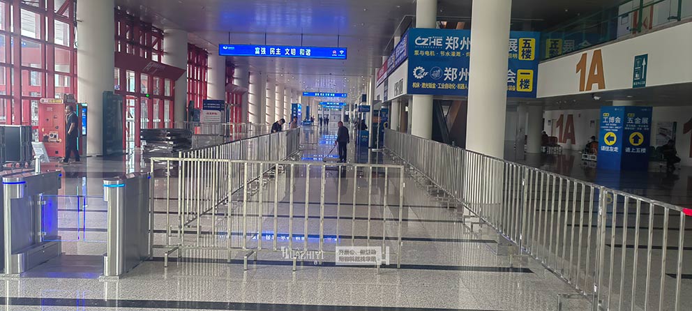 華熠鐵馬護(hù)欄租賃公司助力布置活動(dòng)安檢通道
