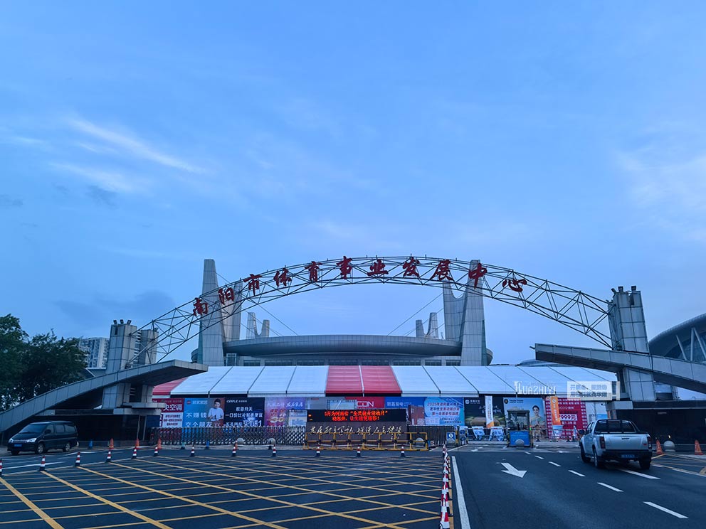 華熠展銷(xiāo)會(huì)篷房租賃在南陽(yáng)第一體育中心施工搭建