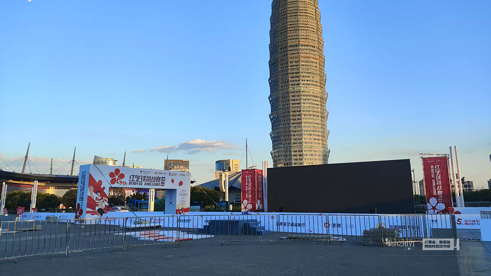 華熠鐵馬護(hù)欄租賃公司布置如意湖氣球挑戰(zhàn)賽現(xiàn)場(chǎng)